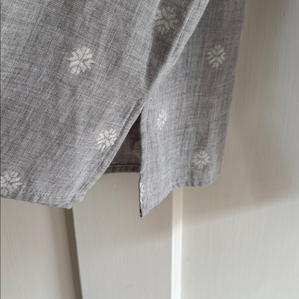 ❄️ Loft light gray/white snowflake print top. Size S. - Picture 7 of 10